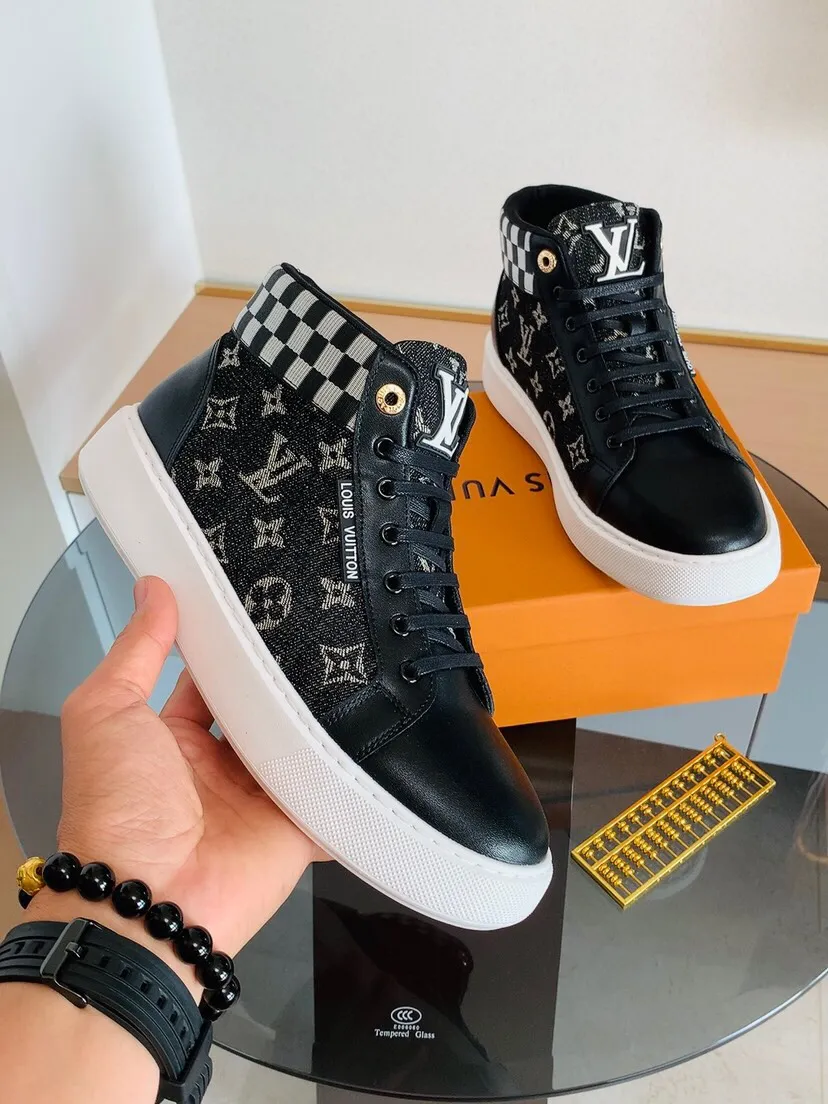 Factory price 440. [LV] Louis Vuitton's new high-top men's genuine leather casual shoes, foamed light sole. The highest version on the market, any comparison is welcome🆚! The original leather has excellent texture and is super high-end! Fetal sheep net lining imported from Italy, removable pad! Luxurious materials and fine workmanship, highly recommended! Code number: 38-44